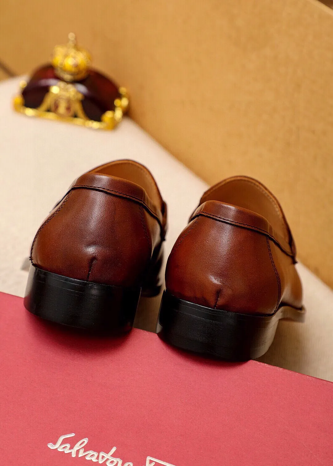 Men's shoes 💰460 💐 Product trademark: Ferragamo "Ferragamo" casual leather shoes Regular size: 38-44 (custom-made at 45.46.47🉑️) Product materials: Selected imported first-layer calfskin upper + original hardware buckle, imported water-dyed cow leather lining. Strong three-dimensional visual effect, combined outsole Color: 2⃣️colors available